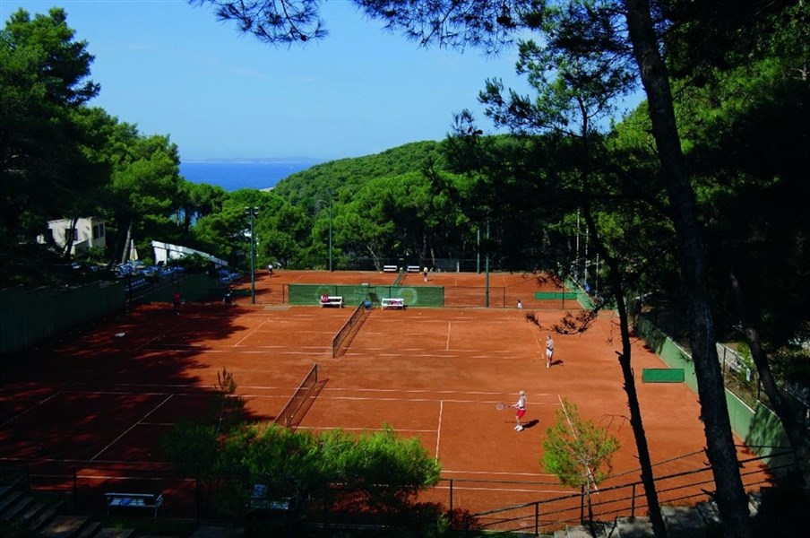 Family hotel Vespera - tenisové kurty prui hoteli Vespera, ostrov Lošinj, Chorvátsko