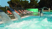 Family hotel Vespera - bazen s tryskami v hoteli Vespera, ostrov Lošinj, Chorvátsko 